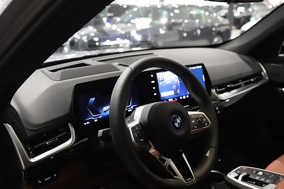 BMW iX1 6 of 13