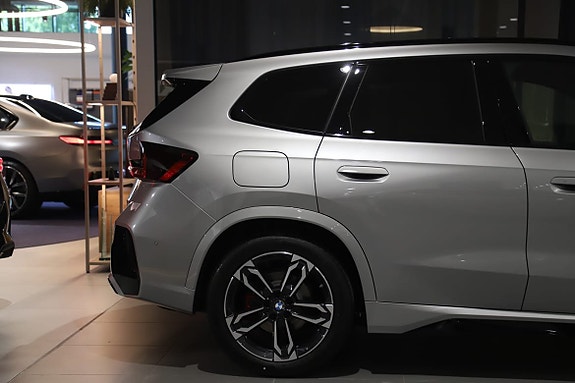 BMW iX1 5 of 13
