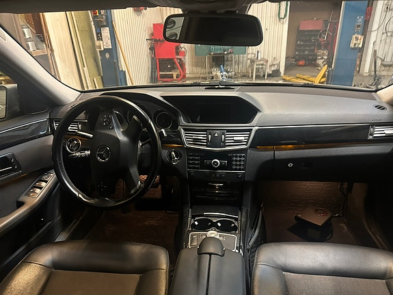 Mercedes-Benz E250 4 of 5