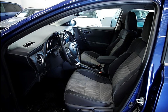 Toyota Auris 7 of 12