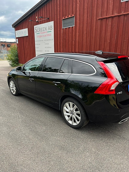 Volvo V60 2 of 5