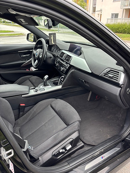BMW 330i 5 of 6