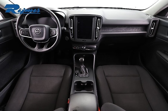 Volvo XC40 2 of 28