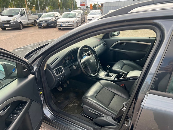Volvo V70 13 of 28