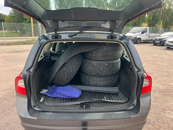 Volvo V70 4 of 28