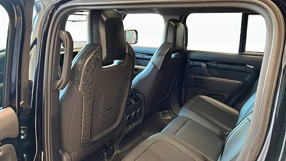 Land Rover Defender 110 17 of 19
