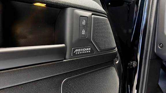 Land Rover Defender 110 15 of 19