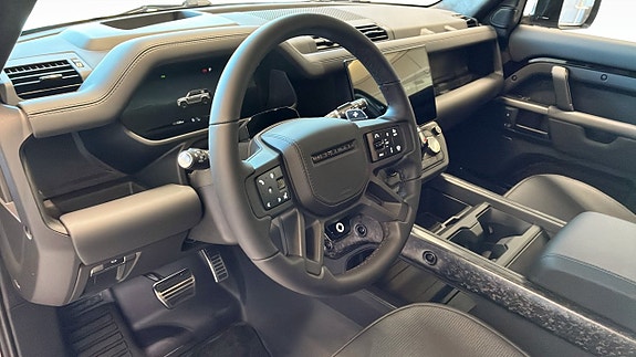 Land Rover Defender 110 16 of 19