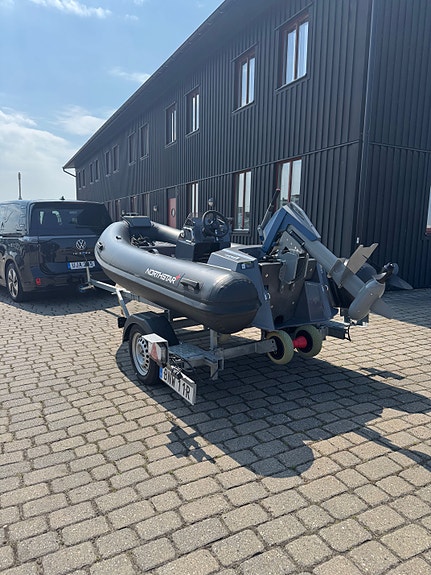Northstar Axis 3,4. Vi säljer vår demobåt - lite använd, i mycket fint skick. 7 of 8