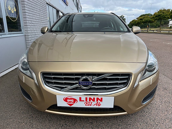 Volvo V60 2 of 23
