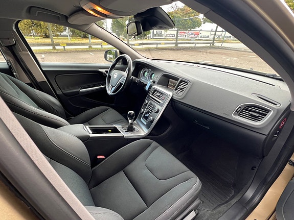 Volvo V60 13 of 23
