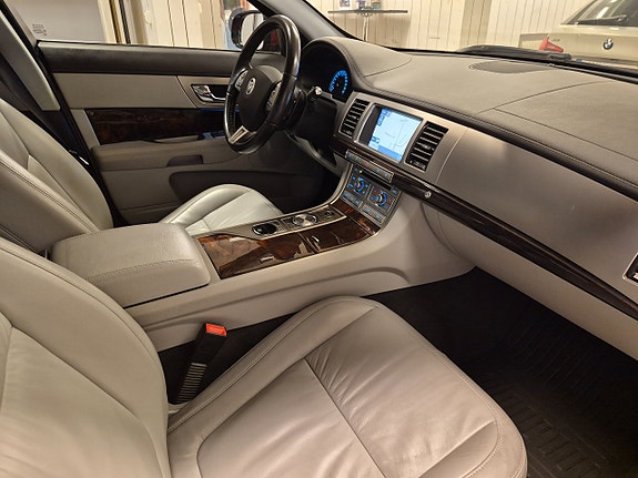 Jaguar XF 9 of 11