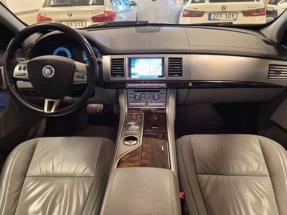 Jaguar XF 8 of 11