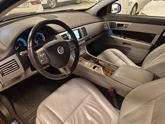Jaguar XF 7 of 11