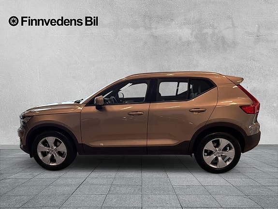 Volvo XC40 2 of 11