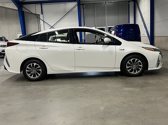 Toyota Prius Plug-in Hybrid 2 of 26
