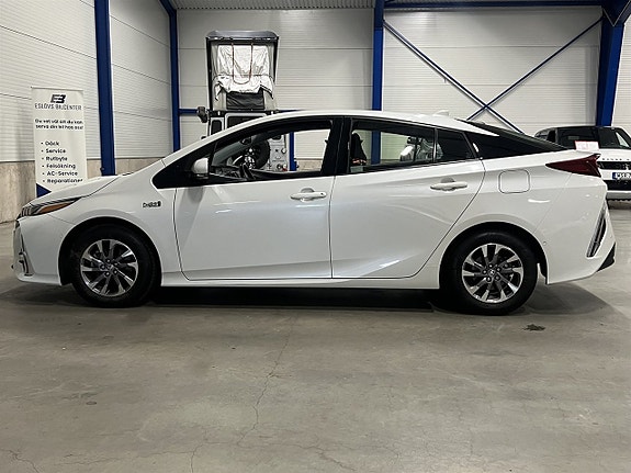 Toyota Prius Plug-in Hybrid 5 of 26