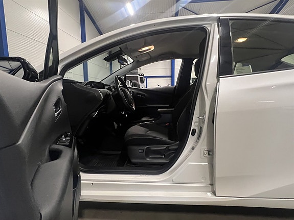 Toyota Prius Plug-in Hybrid 7 of 26