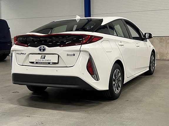 Toyota Prius Plug-in Hybrid 3 of 26