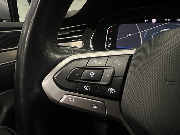 Volkswagen Passat 11 of 26