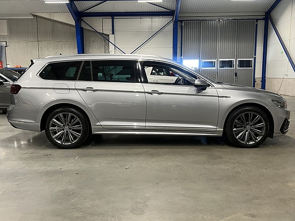 Volkswagen Passat 2 of 26