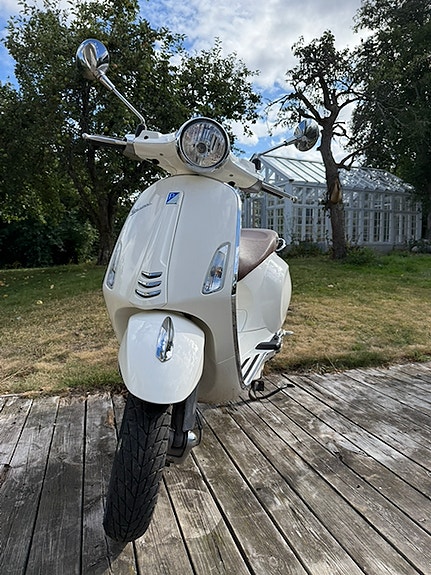 Piaggio Vespa Primavera 5T 50cc 2 of 5