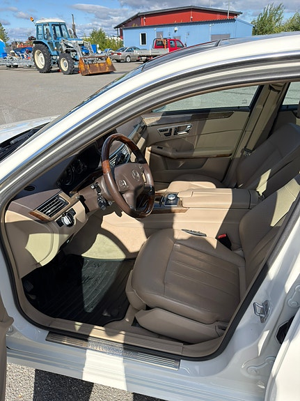 Mercedes-Benz E350 6 of 9