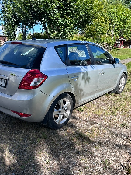 Kia Ceed 2 of 3