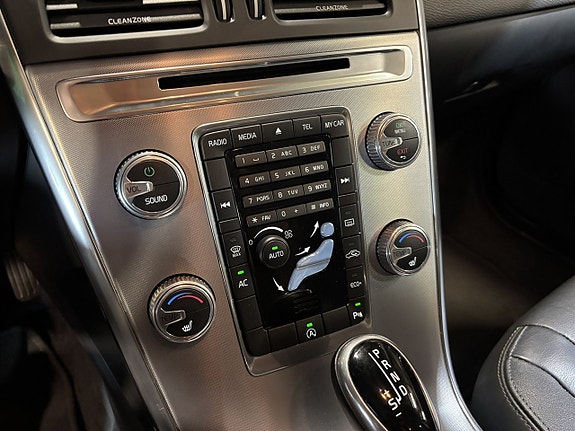 Volvo XC60 11 of 23