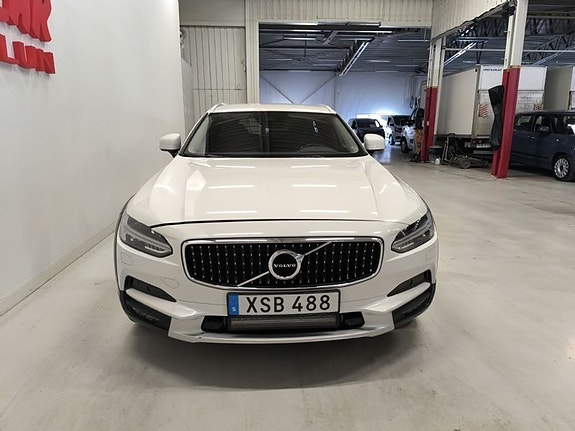 Volvo V90 Cross Country 2 of 10