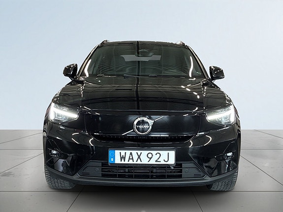 Volvo XC40 2 of 26