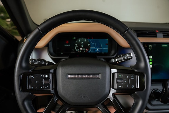 Land Rover Defender 110 18 of 30