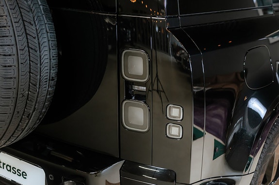 Land Rover Defender 110 12 of 30