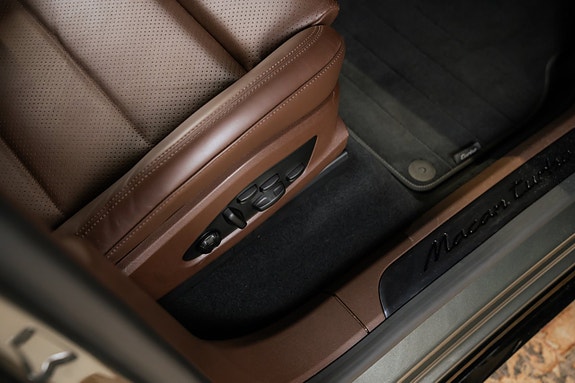 Porsche Macan Turbo 29 of 29