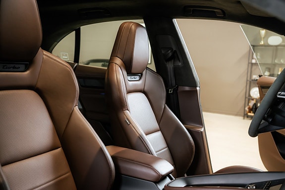 Porsche Macan Turbo 14 of 29