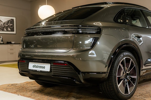 Porsche Macan Turbo 9 of 29