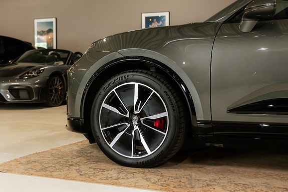 Porsche Macan Turbo 6 of 29