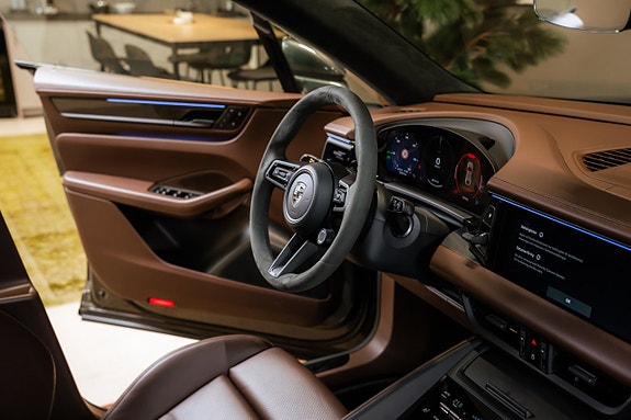 Porsche Macan Turbo 27 of 29
