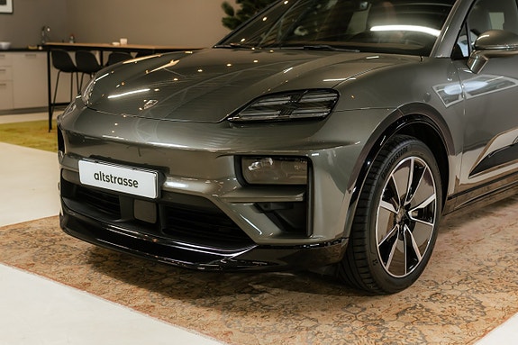 Porsche Macan Turbo 2 of 29