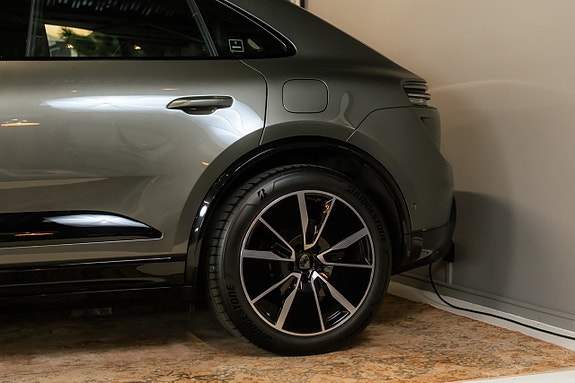 Porsche Macan Turbo 7 of 29