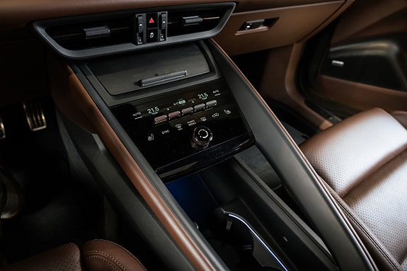 Porsche Macan Turbo 24 of 29