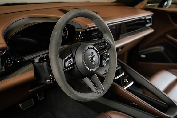 Porsche Macan Turbo 18 of 29