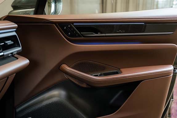 Porsche Macan Turbo 25 of 29