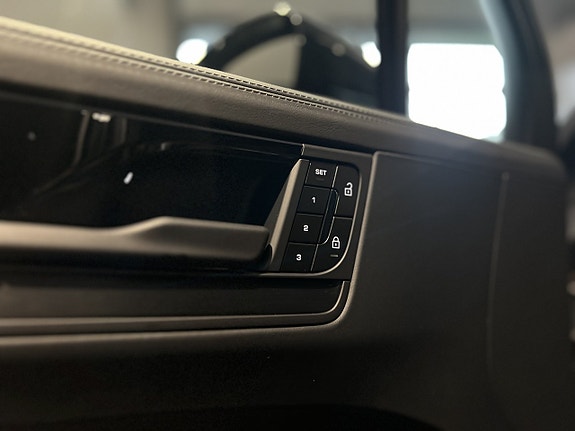 Porsche Cayenne 14 of 29