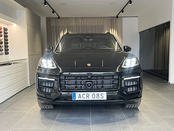 Porsche Cayenne 2 of 29