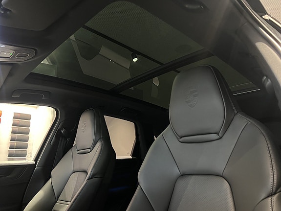 Porsche Cayenne 16 of 29