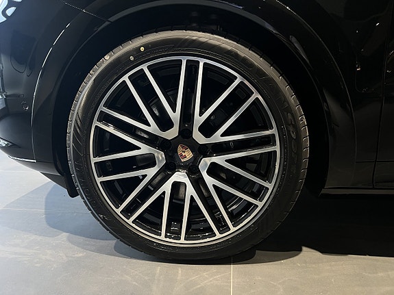 Porsche Cayenne 4 of 29