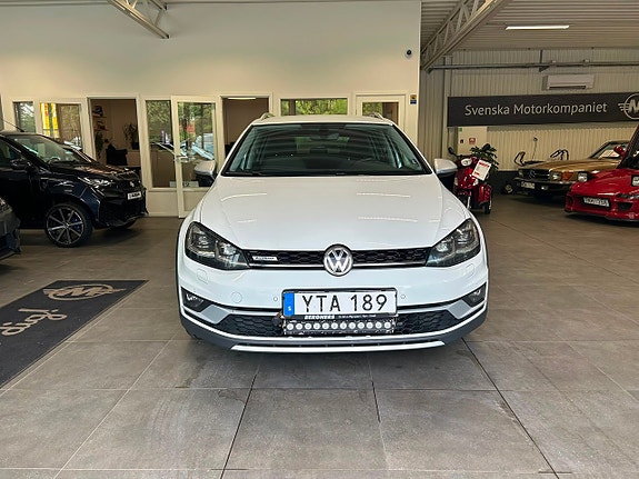 Volkswagen Golf Alltrack 2 of 23