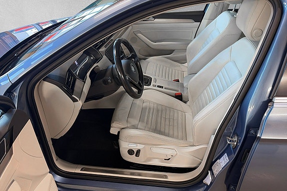 Volkswagen Passat 10 of 17