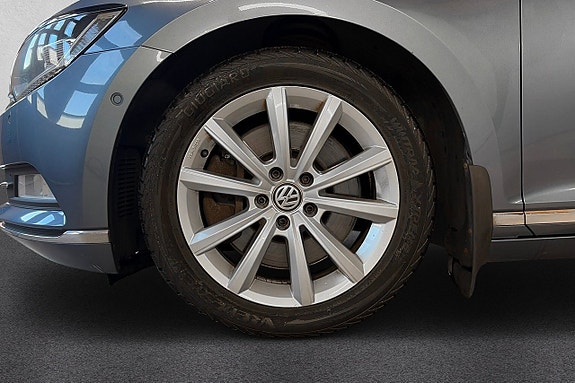Volkswagen Passat 9 of 17
